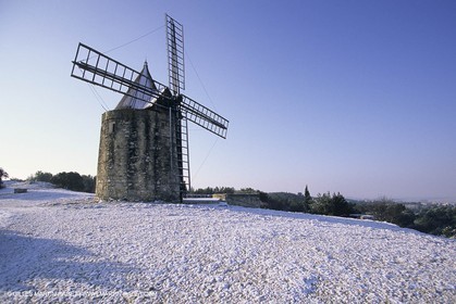 Provence under snow - Alpilles - Moulin de Fontvieille