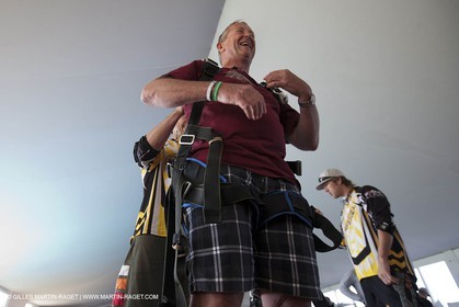 21 11 2010 - Dubai (UAE) - Dubai Louis Vuitton Trophy - Day off - James Spithill and Peter Lester go paragliding