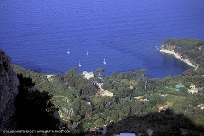 Monocoque de croisiere au mouillage