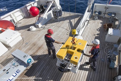 11 09 2014 - la Ciotat (FRA,13) - onboar Al Azzizi, oceanographic research ship buit by H2X boat yard, measure devices manipuation