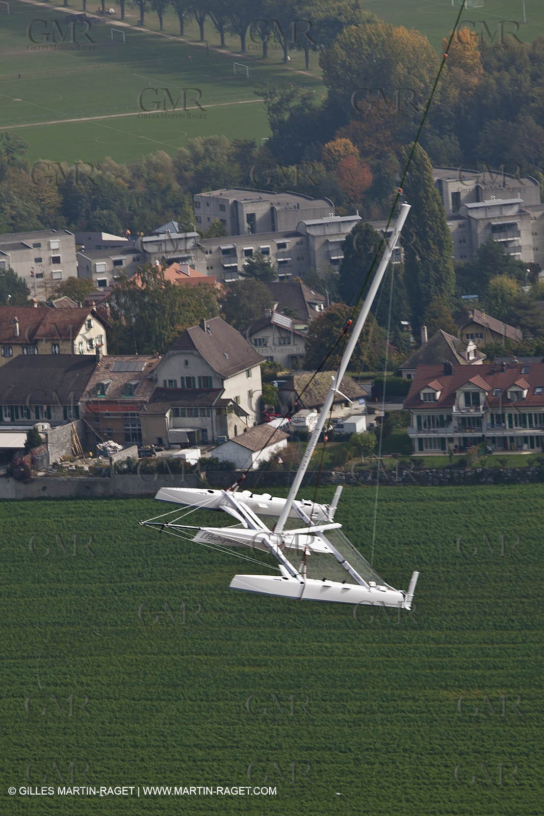 08 10 10 - St Sulpice (SUI) - Hydroptere.ch touches water