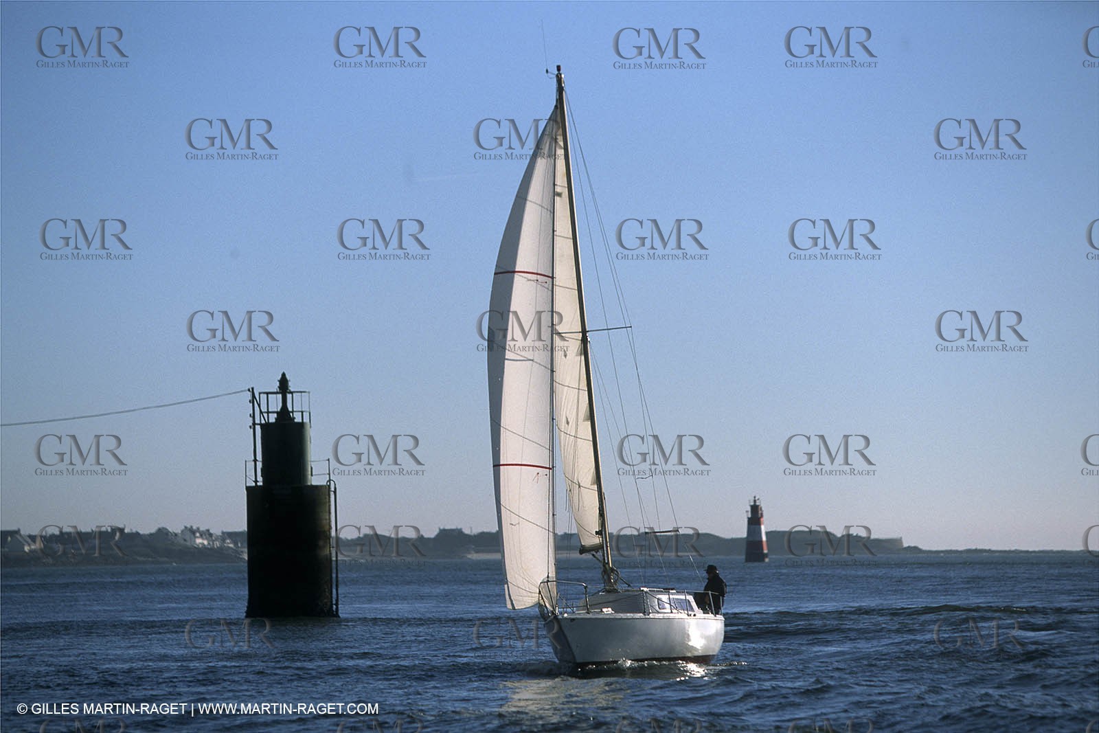 Crusing monohull sailing