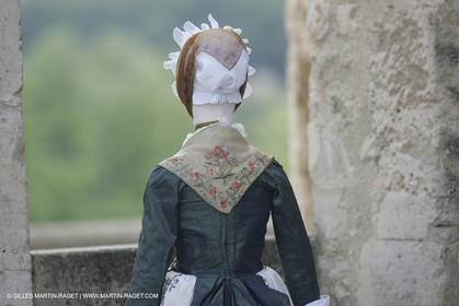 Mai 2004 - La Tour d'Aigues (FRA, 84) Costumes anciens pour l'exposition Femmes du Midi