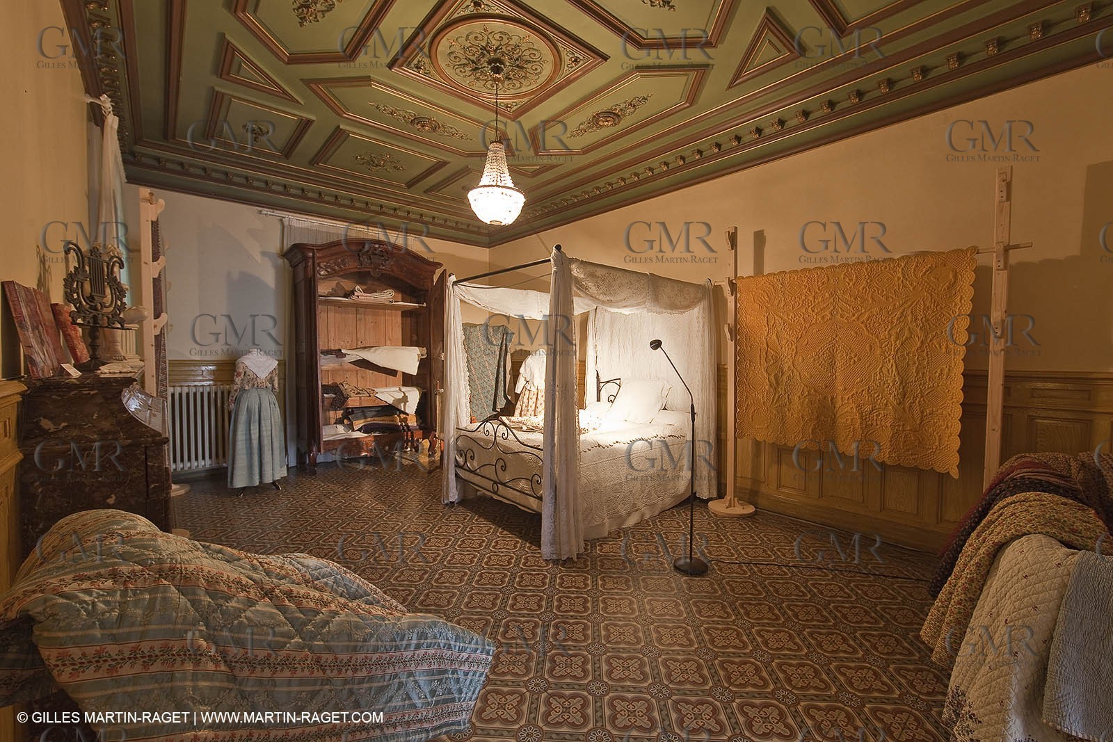 December 2009 - Boutis