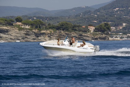 Bateau à Moteur en Route