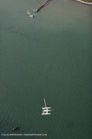 08 10 10 - St Sulpice (SUI) - Hydroptere.ch touches water