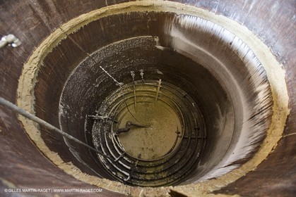 01 02 2007 - Salon de Provence - Fabrication traditionelle du savon de Marseille aux savonneries Marius Fabre - Cuve avec ses serpentins de chauffage à la vapeur**01 02 2007 - Salon de Provence - Traditional soap of Marseille making at Marius Fabre soap maker - Tank with its serpentines for steam heating