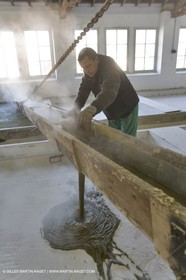 01 02 2007 - Salon de Provence - Fabrication traditionelle du savon de Marseille aux savonneries Marius Fabre - Coulée dans les bacs**01 02 2007 - Salon de Provence - Traditional soap of Marseille making at Marius Fabre soap maker - soap sent in open tanks