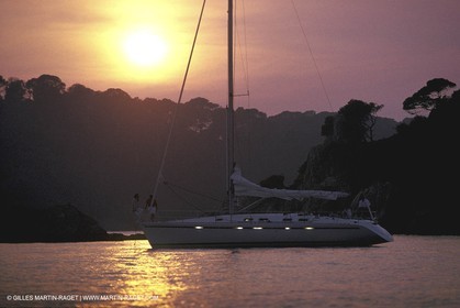 Monocoque de croisiere au mouillage