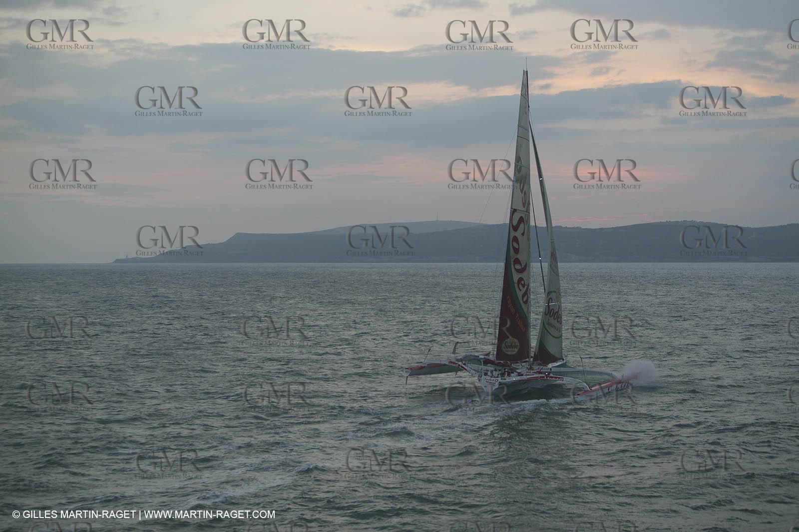 14 08 06 - Isle of Wight (UK) - Thomas Coville beat the round britain island sailing record onboard his 60 trimaran sodebo