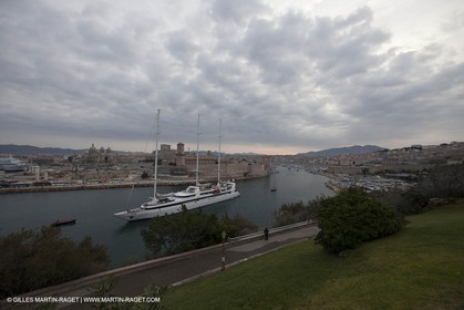 23 10 2010 - Marseille (FRA,13) - Le Ponant - Arrivée à Marseille et entrée dans le Vieux Port