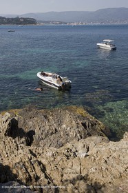 Bateau à Moteur au mouillage