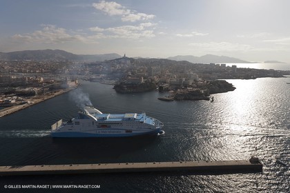 14 01 2012 - Marseille (FRA,13) - Compagnie La Méridionale - le Piana devant Marseille et les Calanques