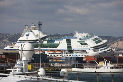 28 10 2012- Marseille (FRA,13) - Mistral force 11 - le ferry Napoleon Bonaparte endommagé après avoir rompu ses ammares et été drossé contre un quai qui a ouvert une brèche dans la coque et noyé deux compatiments étanches