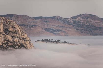 18 07 2012 - Marseille  (FRA ) - Les Calanques -  Phénomène d'entrées maritimes - La Nèble (brume, en provençal)