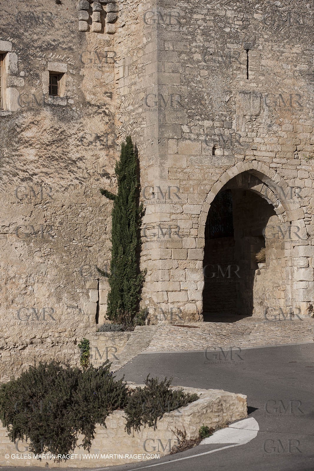 March 30th 2012 - Saint Saturnin les Apt (FRA, 84) - blooming cherry trees