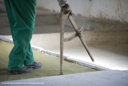 07 02 2007 - Salon de Provence - Fabrication traditionelle du savon de Marseille aux savonneries Marius Fabre - Découpe**07 02 2007 - Salon de Provence - Traditional soap of Marseille making at Marius Fabre soap maker - Cutting