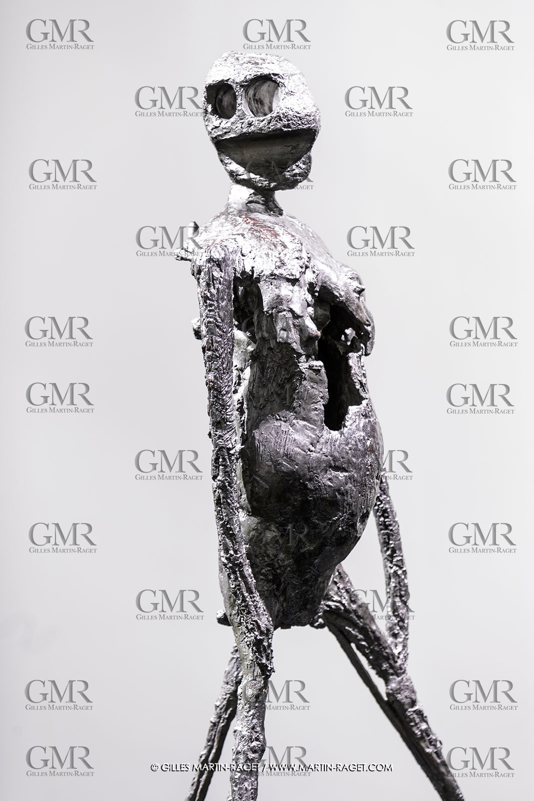 02 05 2023, Paris (FRA), oeuvre de Germaine Richier, Exposition Centre Pompidou 2023,  Le Berger des Landes 1951, Bronze Patiné foncé, Fondeur : C Valsuani, Paris, 149 x 80 x 60 cm, Louisiana Museum of Modern Art,  Humleback, Donation The New Carlsberg Foundation