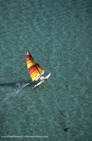 catamaran dans des eaux turquoises