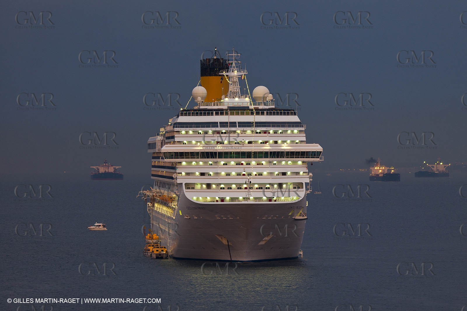 23 10 2010 - Marseille (FRA,13) - Le Ponant - Arrival in Marseille and entrance in the historical port