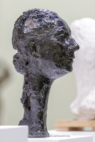 02 05 2023, Paris (FRA), oeuvre de Germaine Richier, Exposition Centre Pompidou 2023,  Buste n° 40, Marguerite Lamy, 1955-1956, Bronze patiné foncé, Numéroté 1 8, Fondeur : C. Valsuani, Paris, 43,5 x 20 x 23,5 cm, Musée Fabre Montpellier, don JacquesNormand,