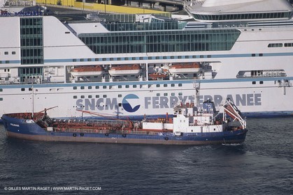 Monde maritime, opérations porturaires, ports, manoeuvres, marine world, harbour operations, maritime shipping,