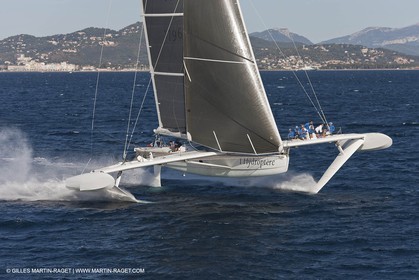 Samedi 5 septembre 2009 - Hyères (FRA, 83) - L'Hydroptère bat le record du monde de vitesse avec un run à 51,36 knts (sous réserve de ratification par le WSSRC)