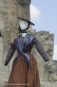 Mai 2004 - La Tour d'Aigues (FRA, 84) Costumes anciens pour l'exposition Femmes du Midi