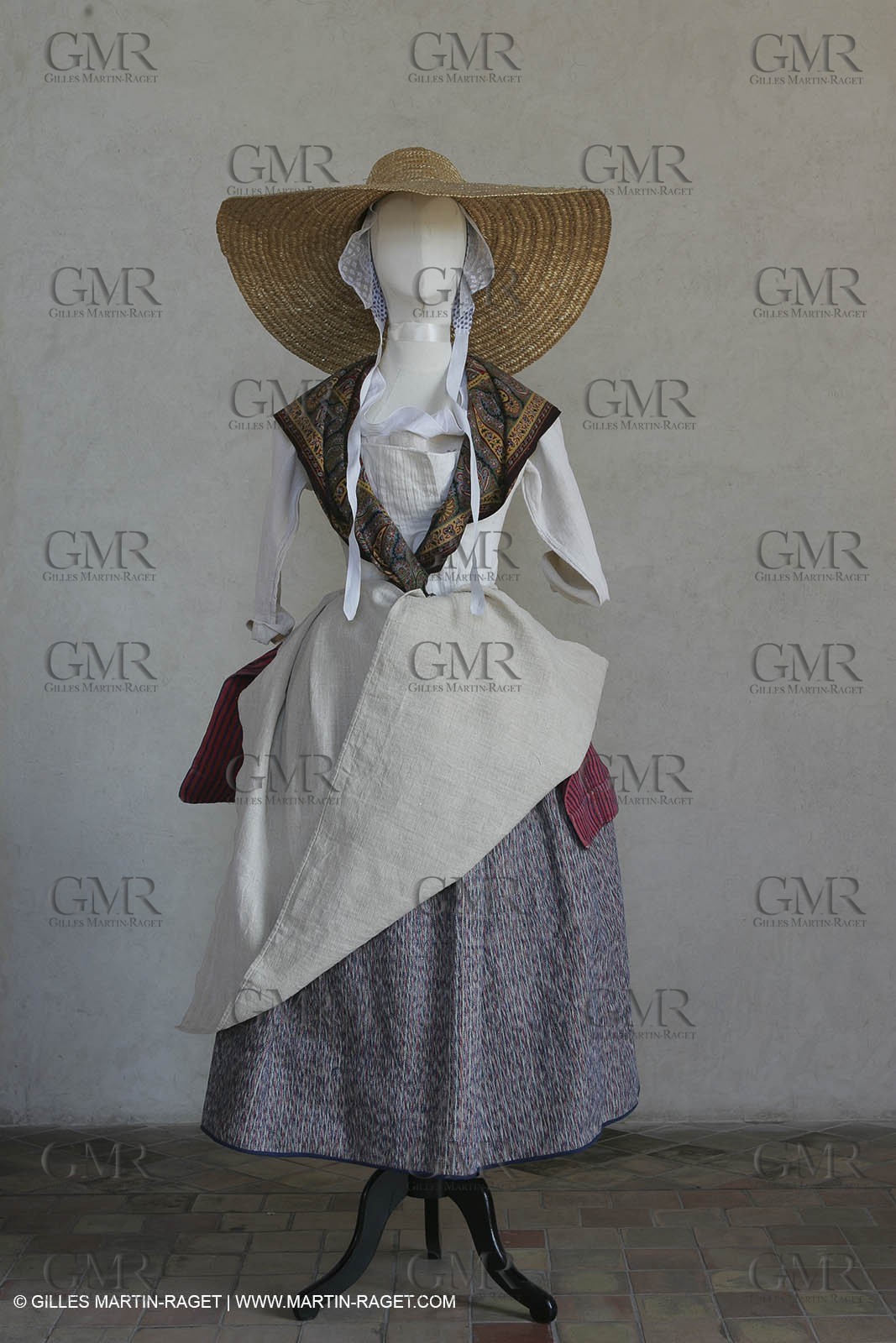 May 2004 - La Tour d'Aigues (FRA, 84) - Old costumes for women of the South exhibition