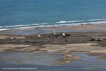 25 09 2010 - photos aériennes du littoral provençal entre l'étang de Berre et la Grande Motte via la Camargue - Phare de Beauduc