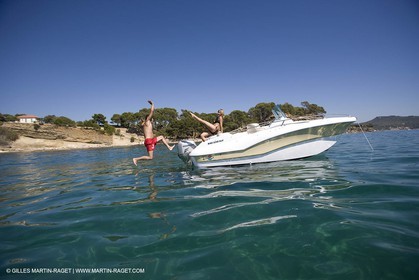 Bateau à Moteur au mouillage