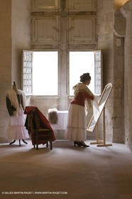 04 03 2007 - Arles - Queen of Arles and her assistants - winter costume trials