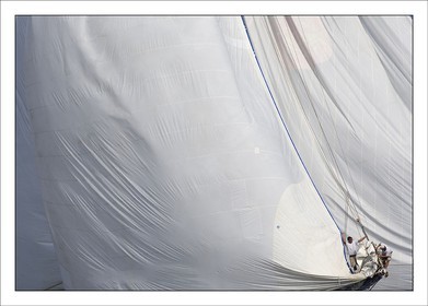 Produit : Tirage photo réalisé par nos soins sur imprimante jet d'encre professionnelle Epson à partir de 8 encres ultrachrome inaltérables (label Digigraphie).Formats au choix : . 30x40 cm. 50x70 cm. 80x120 cm.Choix des papiers :. Papier standard brillant 250 gr., filet noir, marge blanche, tirage non signé. Papier haut de gamme satiné 290 gr. filet noir, marge blanche, tirage vérifié et signé par l'auteur.. Autres supports (canvas, acrylique, dibond) sur demandeConditionnement : tube cylindrique renforcé.Options pour l'expédition : . colissimo + dépôt boîte aux lettres (France uniquement). Colissimo avec signature à réception. Transporteur express (2 jours ouvrés) avec signature à réceptionCliquez sur caddie pour sélectionner votre formule et démarrer la procédure de commande en ligne