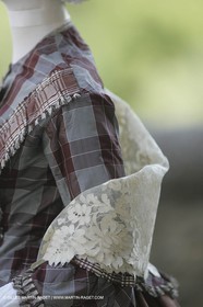 Mai 2004 - La Tour d'Aigues (FRA, 84) Costumes anciens pour l'exposition Femmes du Midi