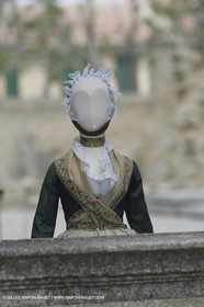 Mai 2004 - La Tour d'Aigues (FRA, 84) Costumes anciens pour l'exposition Femmes du Midi