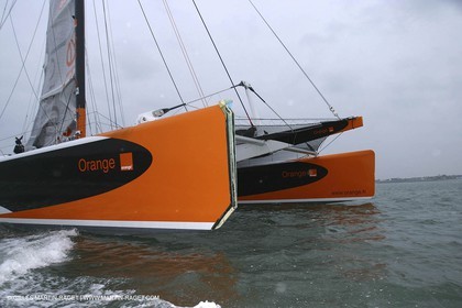 Orange II - 2004 Jules Verne Trophy - Broken bow - Lorient repairs
