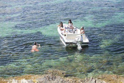 Bateau à Moteur au mouillage