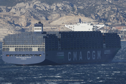 14 12 2023, Marseille (FRA), arrivée du Palais Royal, porte container armé par la CMA CGM, navire de 400 mètres de long, 67 mètres de large, qui transporte 23 000 conteneurs avec propulsion au GNL