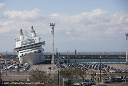 28 10 2012- Marseille (FRA,13) - Mistral force 11 - le ferry Napoleon Bonaparte endommagé après avoir rompu ses ammares et été drossé contre un quai qui a ouvert une brèche dans la coque et noyé deux compatiments étanches