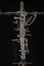 28 02 2023, Paris (FRA), oeuvre de Germaine Richier, Exposition Centre Pompidou - Musée Fabre 2023,  La Croix avec verres de couleurs 1953, Plomb avec verres colorés jaune et bleu, Pièce unique, 210 x 161,5 x 75 cm, Collection famille Germain Richier