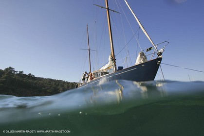 Monocoque de croisiere au mouillage