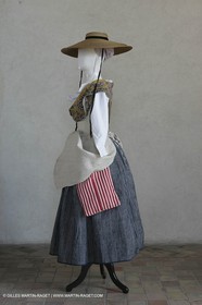 Mai 2004 - La Tour d'Aigues (FRA, 84) Costumes anciens pour l'exposition Femmes du Midi