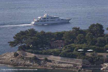 28 07 2007 - St Jean Cap Ferrat - SuperYachts - Motor Yachts - Hampshire