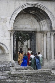 04 03 2007 - Arles - Queen of Arles and her assistants at Les Alyscamps monument