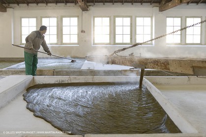 01 02 2007 - Salon de Provence - Fabrication traditionelle du savon de Marseille aux savonneries Marius Fabre - Coulée dans les bacs**01 02 2007 - Salon de Provence - Traditional soap of Marseille making at Marius Fabre soap maker - soap sent in open tanks