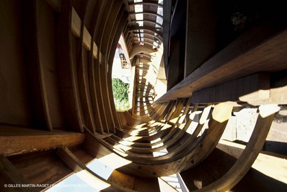 Bateaux à moteur, canots d'époque, Construction de la répolique de Sagitta au chantier Trapani (Cassis, FRA,13)