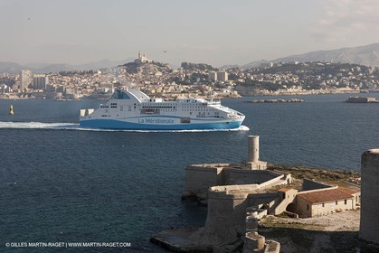 14 01 2012 - Marseille (FRA,13) - Compagnie La Méridionale - le Piana devant Marseille et les Calanques