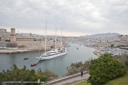 23 10 2010 - Marseille (FRA,13) - Le Ponant - Arrivée à Marseille et entrée dans le Vieux Port