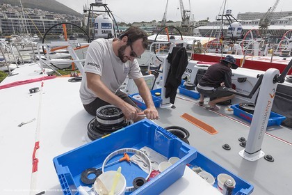 08 11 2014, Capetown (ZAF), Volvo Ocean Race 2014-15, Team Alvimedica, Nursing the boat