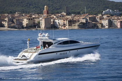 06 09 2007 - Saint Tropez (FRA, 83) - Superyachts - Motoryachts - Mangusta 92 Triple Fun à Saint Tropez - Au mouillage devant le Club 55 à la plage de Pampelonne